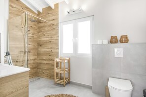 Dusche, Haartrockner, Handtücher, Toilettenpapier