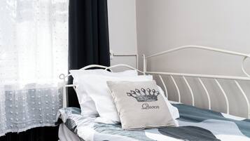 Tabla de planchar con plancha, wifi y ropa de cama