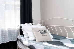 Tabla de planchar con plancha, wifi y ropa de cama 