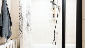 Secador de cabelo, toalhas de banho, sabonete, papel higiênico