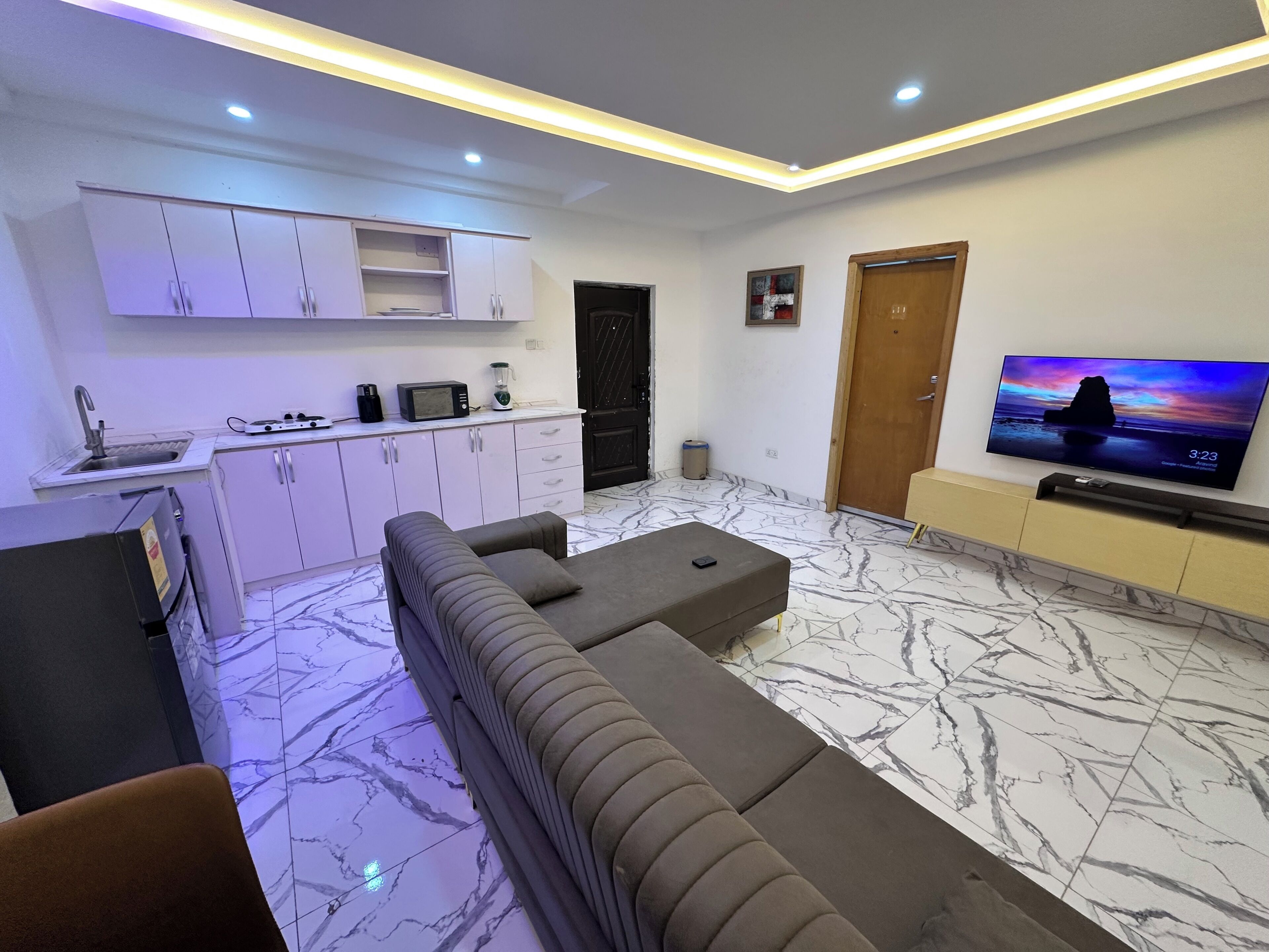 Appartement luxueux, balcon, vue sur la ville | Aire de séjour