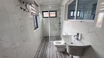 Appartement Luxe, balcon, vue ville | Salle de bain