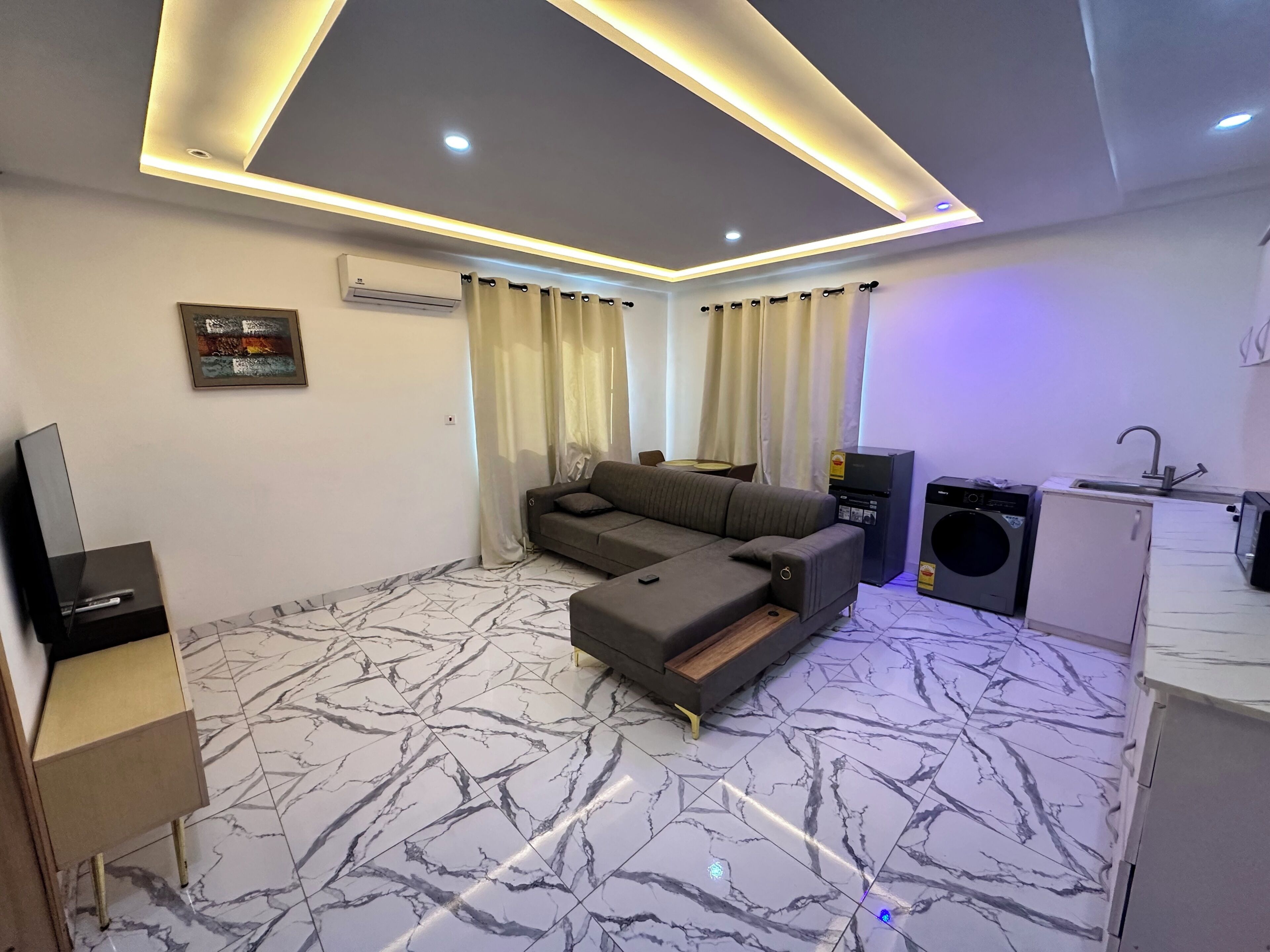 Appartement luxueux, balcon, vue sur la ville | Aire de séjour