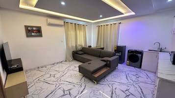 Luxe appartement, balkon, uitzicht op de stad | Woonruimte