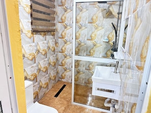 Apartamento superluxo, sacada, vista para a cidade | Banheiro | Chuveiro, papel higiênico