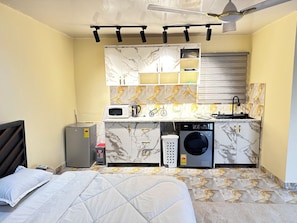Apartamento superluxo, sacada, vista para a cidade | Cozinha privada | Geladeira, micro-ondas, talheres/pratos/utensílios de cozinha