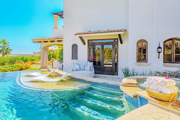 حمّام سباحة مُدفَّأ