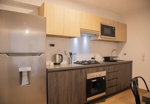 Departamento (3) | Cocina privada | Refrigerador con congelador, microondas, horno y tostadora