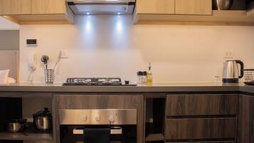 Departamento (2) | Cocina privada | Refrigerador con congelador, microondas, horno y tostadora