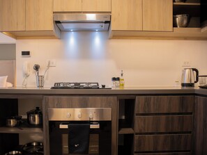 Refrigerador con freezer, microondas, horno, tostadora