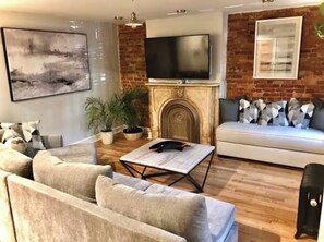Living area - Comfy 2 Bedroom Suite in Trendy BedStuy (Brooklyn)