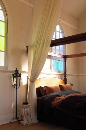 1 habitación, tabla de planchar con plancha y ropa de cama