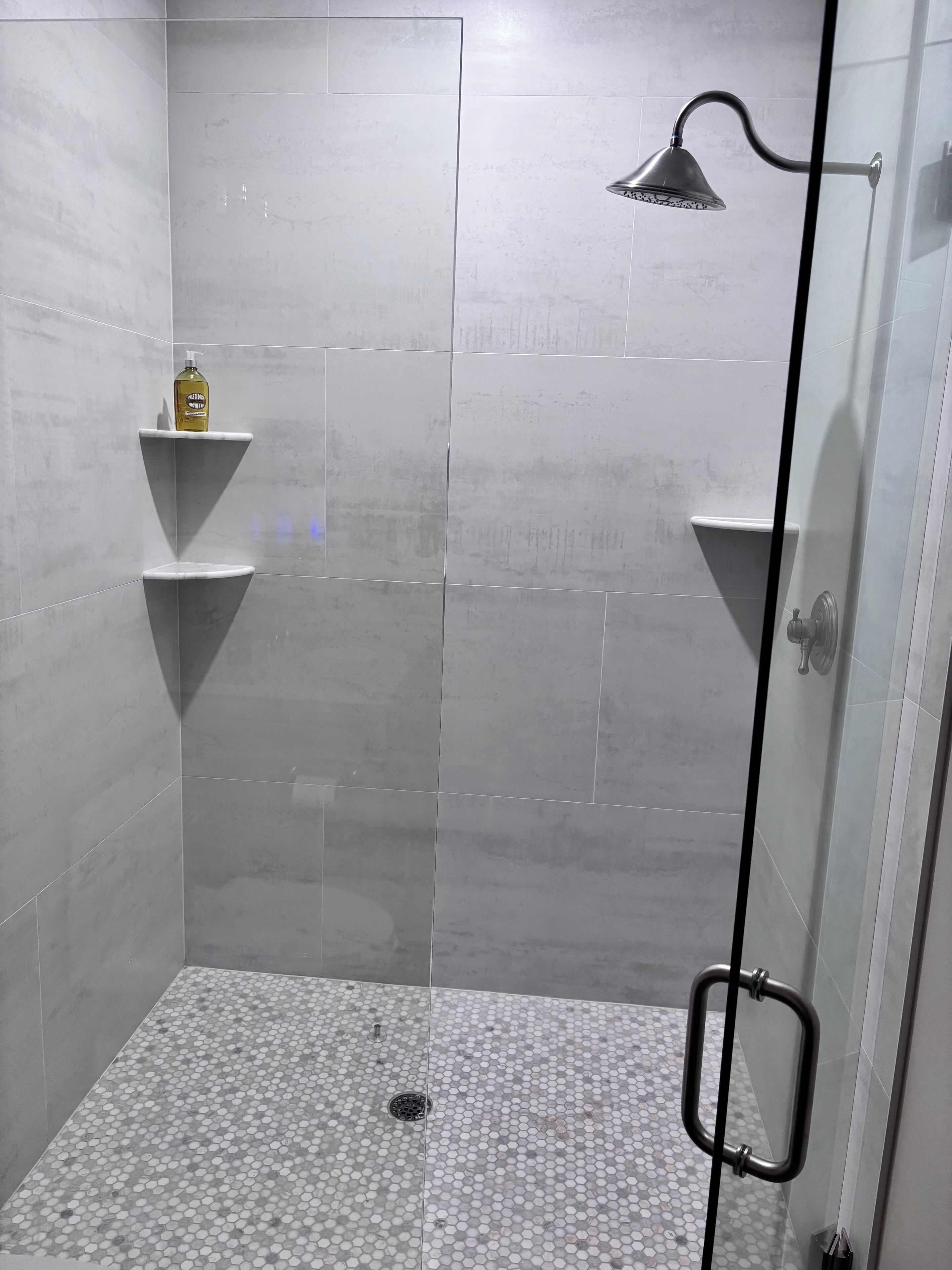 Douche, sèche-cheveux, serviettes fournies, savon