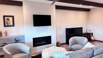 TV connectée, cheminée, livres