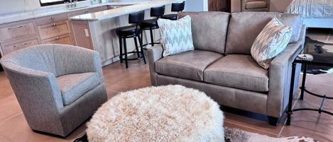 Smart TV, chimenea y libros