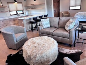 Smart TV, chimenea y libros 