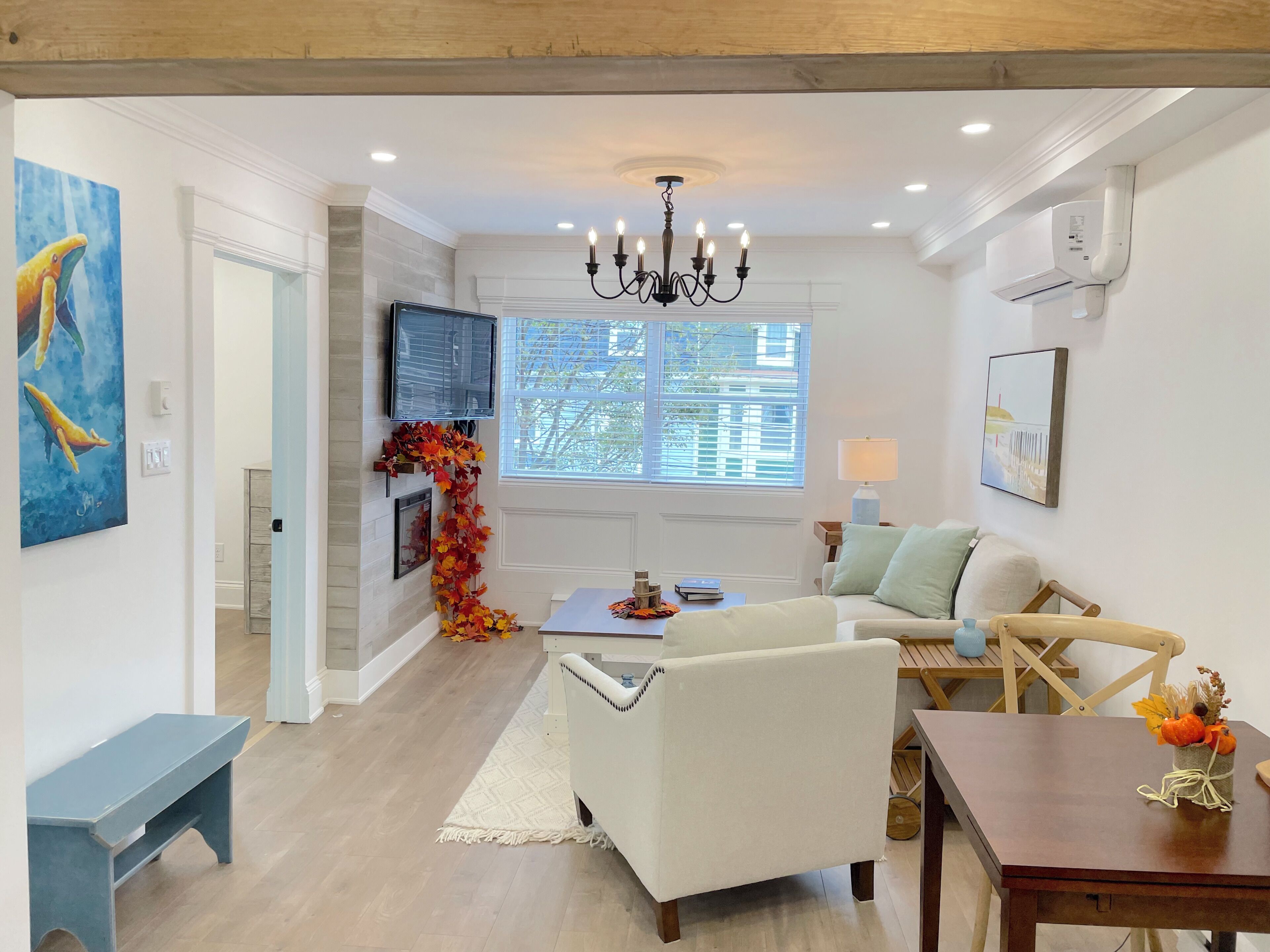 Deluxe Apartment, City View | Living area