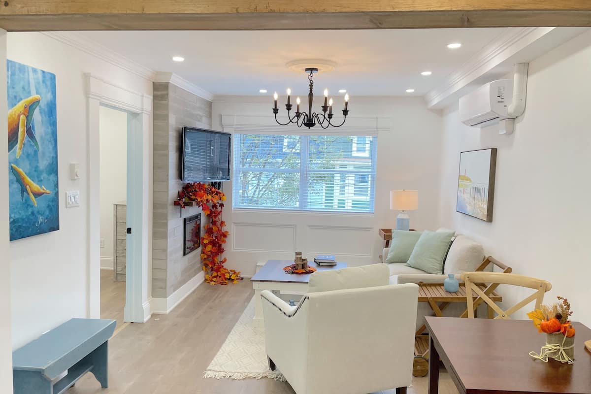 Deluxe Apartment, City View | Living area