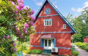 A red wooden house with a blue roof, a white door, and a small window. - Cozy home in Markaryd with WiFi (Markaryd)