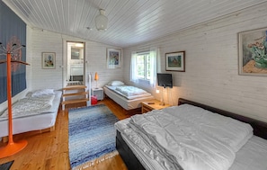 4 bedrooms, travel cot, free WiFi