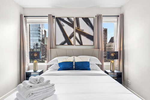 Hancock Lookout Steps to Beach and Transit includes CHI Views