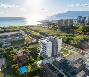 A modern building with a rooftop parking area and a swimming pool. - Luxury Sea-View Penthouse - 4BR - Terrace - Arechi (Campania)