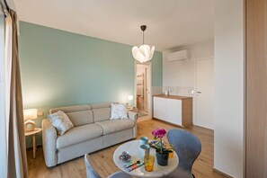A simple and functional seating area inside the bedroom, perfect for slow mornings or light work. - Luxury Sea-View Penthouse - 4BR - Terrace - Arechi (Campania)