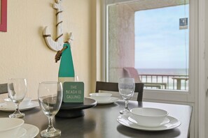 Dining - Direct Ocean Views – Walk to Dining & Beach Fun (Daytona Beach)