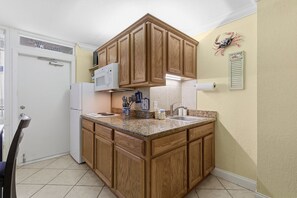 冷蔵庫、電子レンジ、コンロ、コーヒー / ティーメーカー