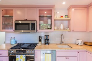 Fridge, microwave, oven, stovetop - Cute Downtown Saint Helena Wine Country Cottage! (St. Helena)