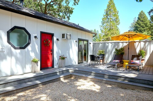 Cute Downtown Saint Helena Wine Country Cottage!