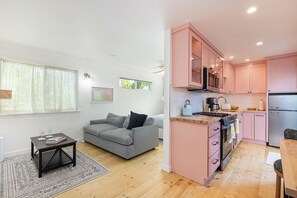 Interior - Cute Downtown Saint Helena Wine Country Cottage! (St. Helena)