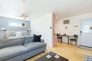 Interior - Cute Downtown Saint Helena Wine Country Cottage! (St. Helena)