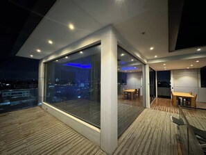 Outdoor dining - Beautiful Pent House Suite in Accra with Private Elevator and Balcony Ocean View (Accra)