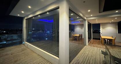 Beautiful Pent House Suite in Accra with Private Elevator and Balcony Ocean View