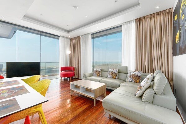 TV - Beautiful Pent House Suite in Accra with Private Elevator and Balcony Ocean View (Accra)