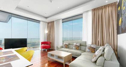 Beautiful Pent House Suite in Accra with Private Elevator and Balcony Ocean View