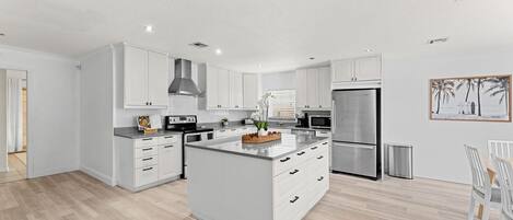 冰箱、微波炉、烤箱、炉灶