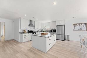 Frigorífico, microondas, horno y placa de cocina