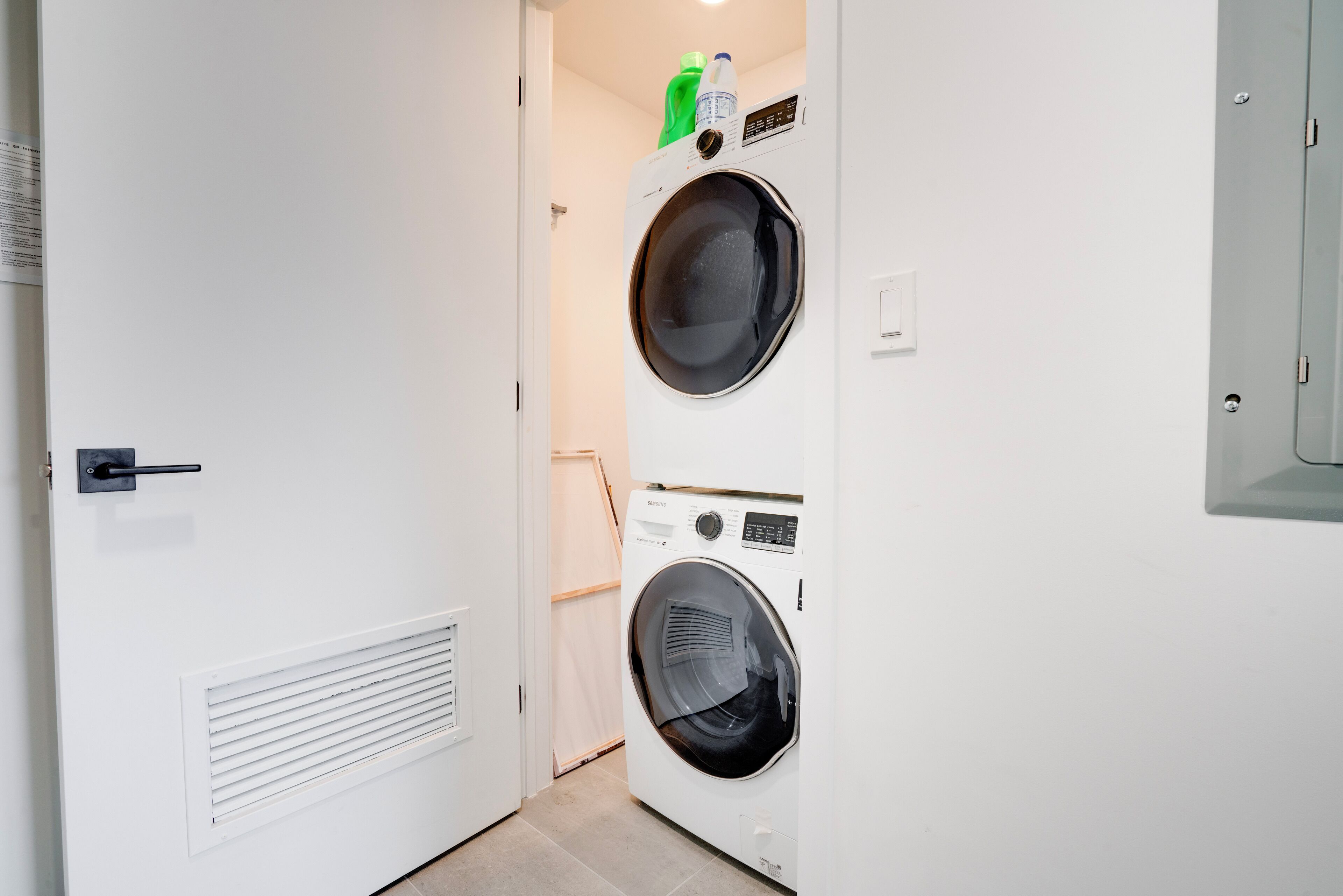 Deluxe Condo, Balcony, City View | Laundry