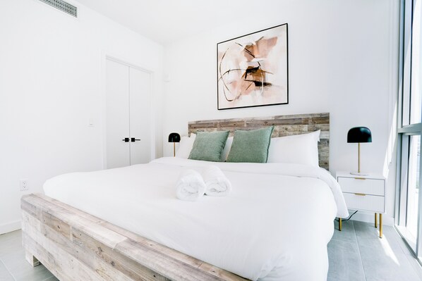 Deluxe Condo, Balcony, City View