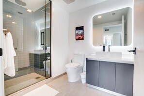 Deluxe Condo, Balcony, City View | Bathroom