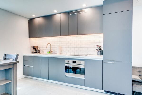 Deluxe Condo, Balcony, City View | Private kitchen