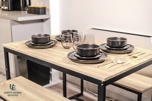 Dining - Luxór 1-Bed Stay Near Etihad Stadium & Co-op Live | Just 10 min- Mcr City Centre (Manchester)