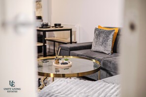 TV - Luxór 1-Bed Stay Near Etihad Stadium & Co-op Live | Just 10 min- Mcr City Centre (Manchester)