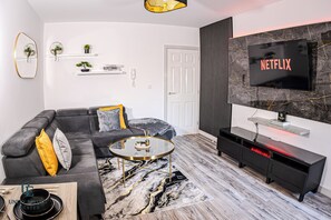 TV - Luxór 1-Bed Stay Near Etihad Stadium & Co-op Live | Just 10 min- Mcr City Centre (Manchester)