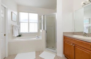 Jetted tub, hair dryer, towels, soap - Orlando Oasis! Private Pool, Near Disney and Universal Studios! 4BR, 3BA (Davenport)