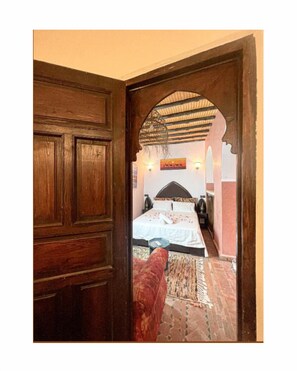 5 bedrooms, WiFi, bed sheets