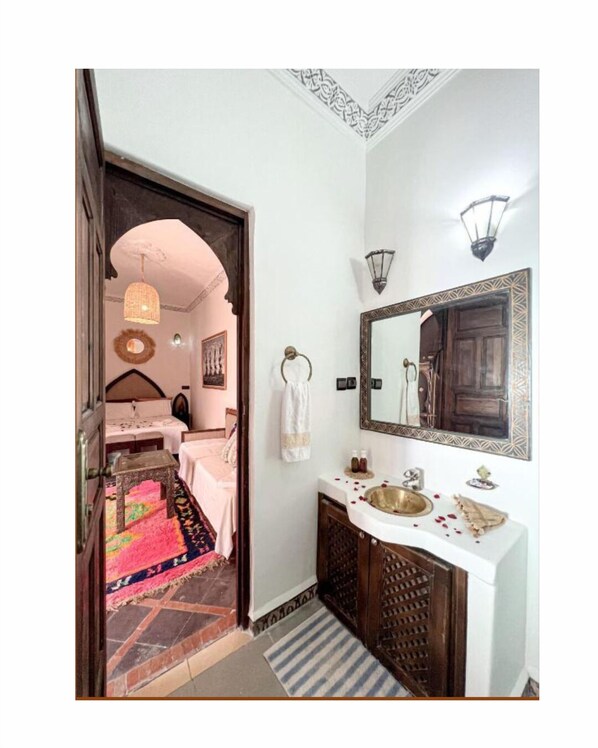 5 bedrooms, WiFi, bed sheets