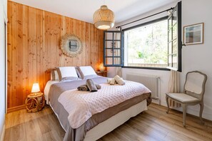 6 chambres, bureau, fer et planche à repasser, lit parapluie